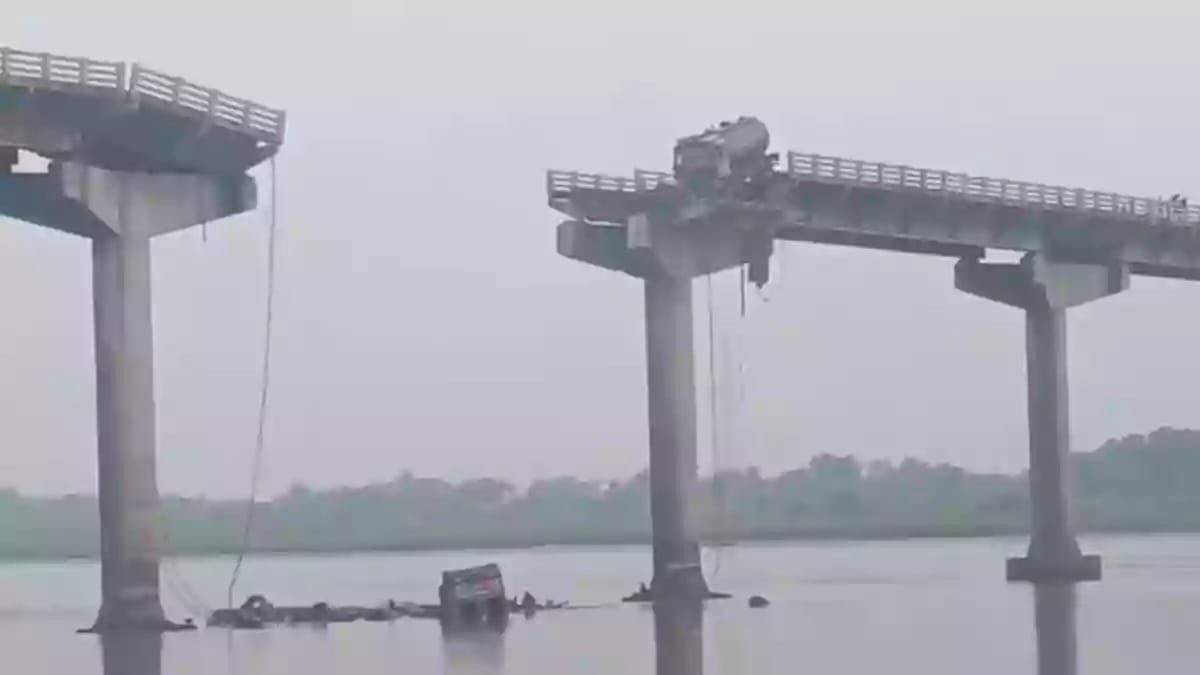 bridge collapses in Vadodara