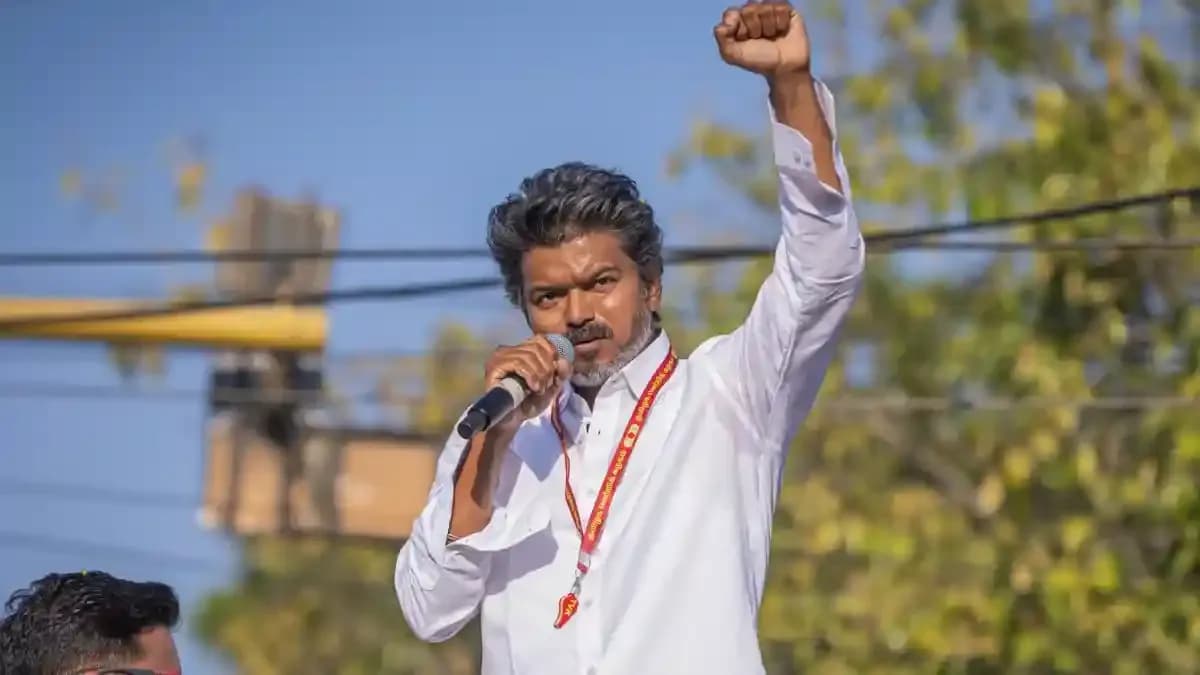 எல்லா வலியையும் நெருக்கடியையும் உங்களுக்காகதான் தாங்கிட்டு இருக்கேன்!- விஜய் உருக்கம்