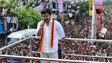 கரூர் கூட்ட நெரிசல்: பாதிக்கப்பட்ட குடும்பங்களுக்கு அரசு வேலை வழங்க எதிர்ப்பு!