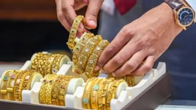 மிஸ் பண்ணாதீங்க மக்களே! மீண்டும் குறைந்த தங்கம் விலை!