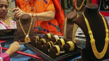 நகைப்பிரியர்களுக்கு ஜாக்பாட்! மீண்டும் சரிந்த தங்கம் விலை!