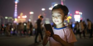 ChildUseSmartPhone