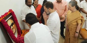 Congress MP Rahul Gandhi paid tribute to Kalaignar Karunanidhi Photo