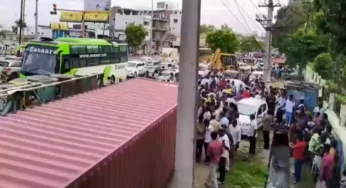 கண்டெய்னர் லாரி கவிழ்ந்து விபத்து.., சாலையோரம் நின்றிருந்த 2 பெண்கள் பரிதாப பலி.!