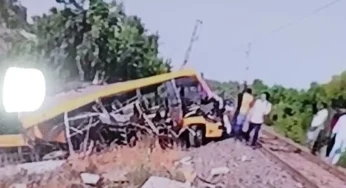 கடலூர் பள்ளி வேன் மீது ரயில் மோதி விபத்து….3 பேர் பலி!