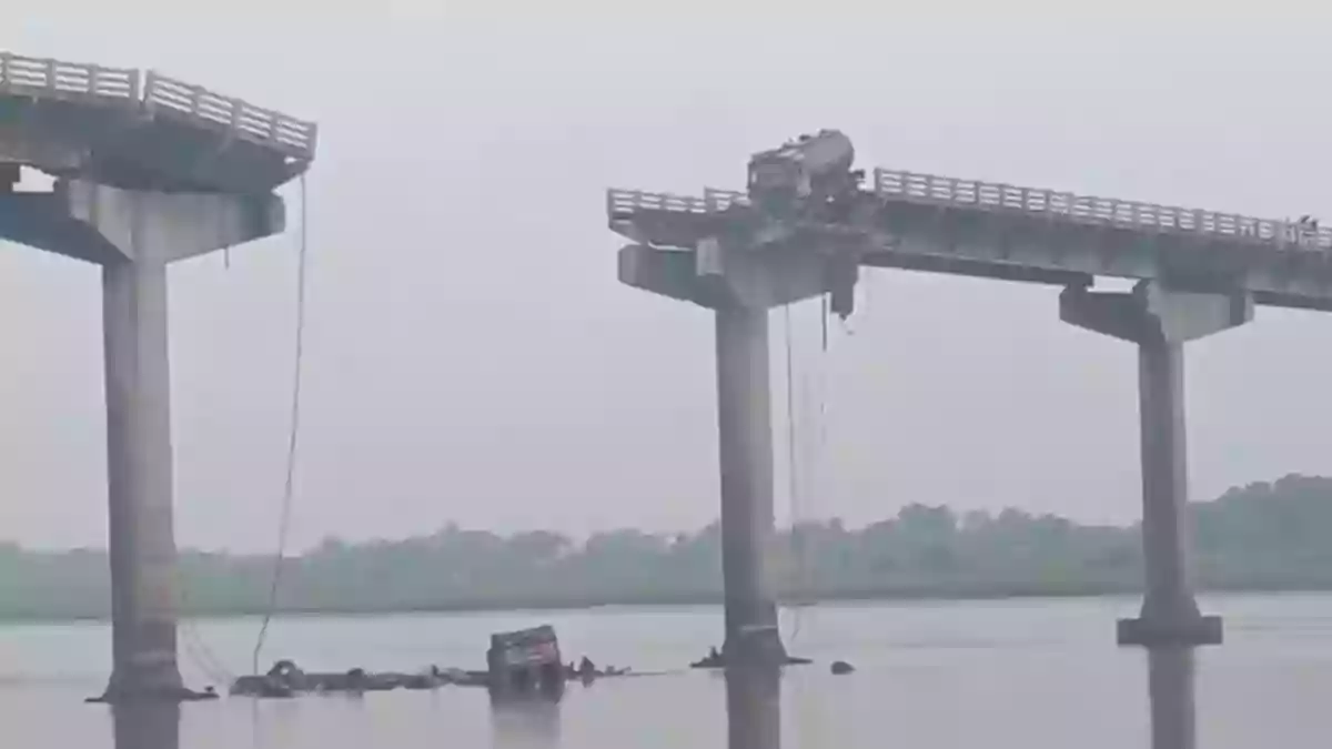 bridge collapses in Vadodara